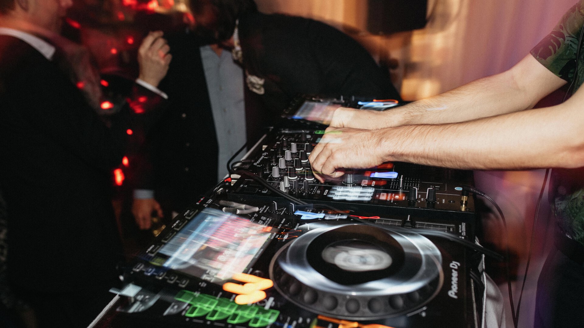DJ som spelar musik