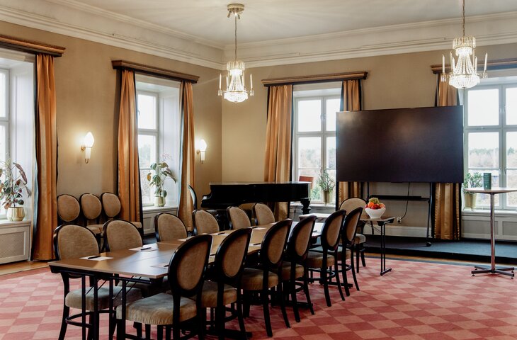 HS Polar 730'480 Formell matsal med långt träbord, utsmyckade stolar, ljuskronor och stora fönster i historisk herrgårdsmiljö. Hesselby Slott, Hässelby nära Stockholm